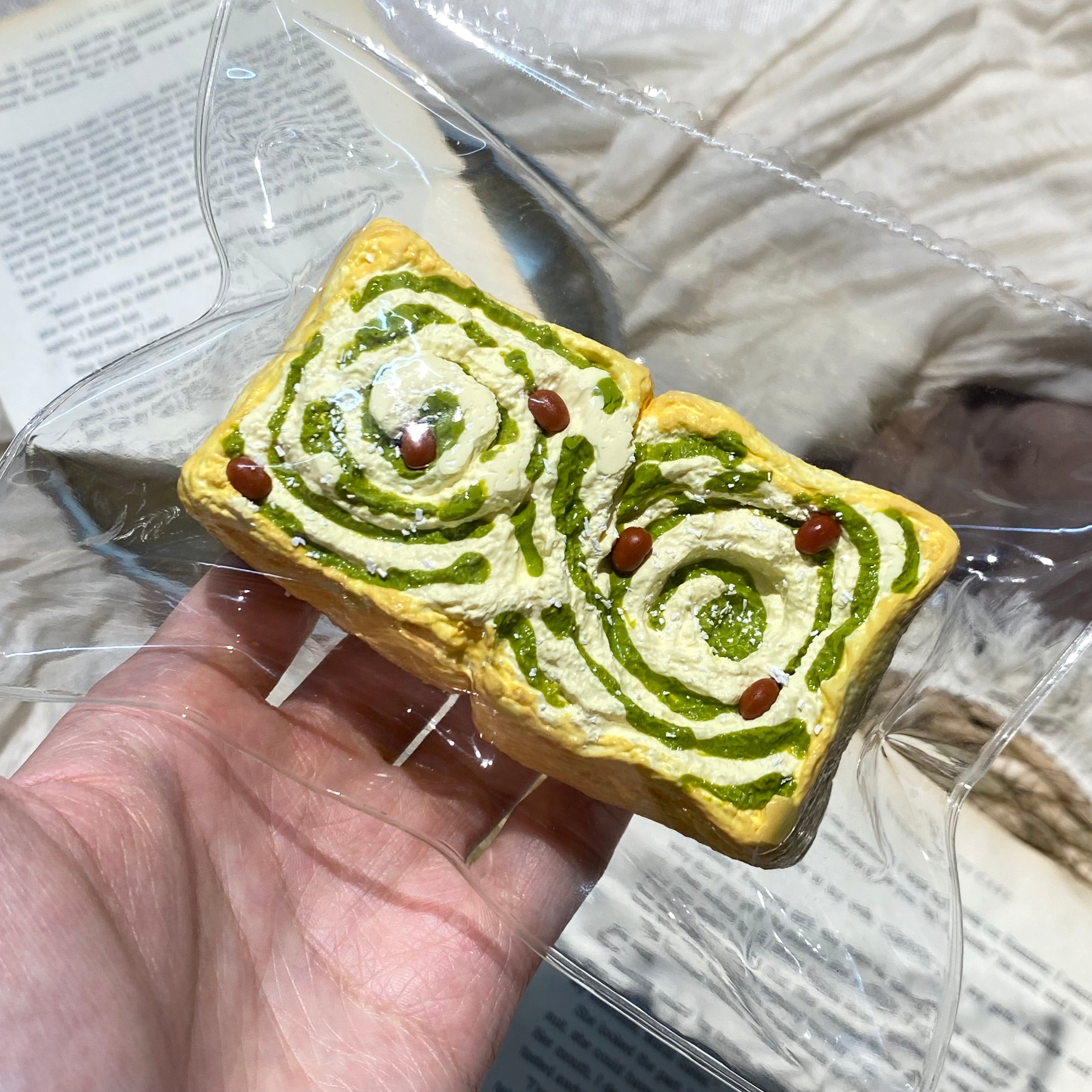 「말차 팥 찢어먹는 식빵」모조 음식 장식품
