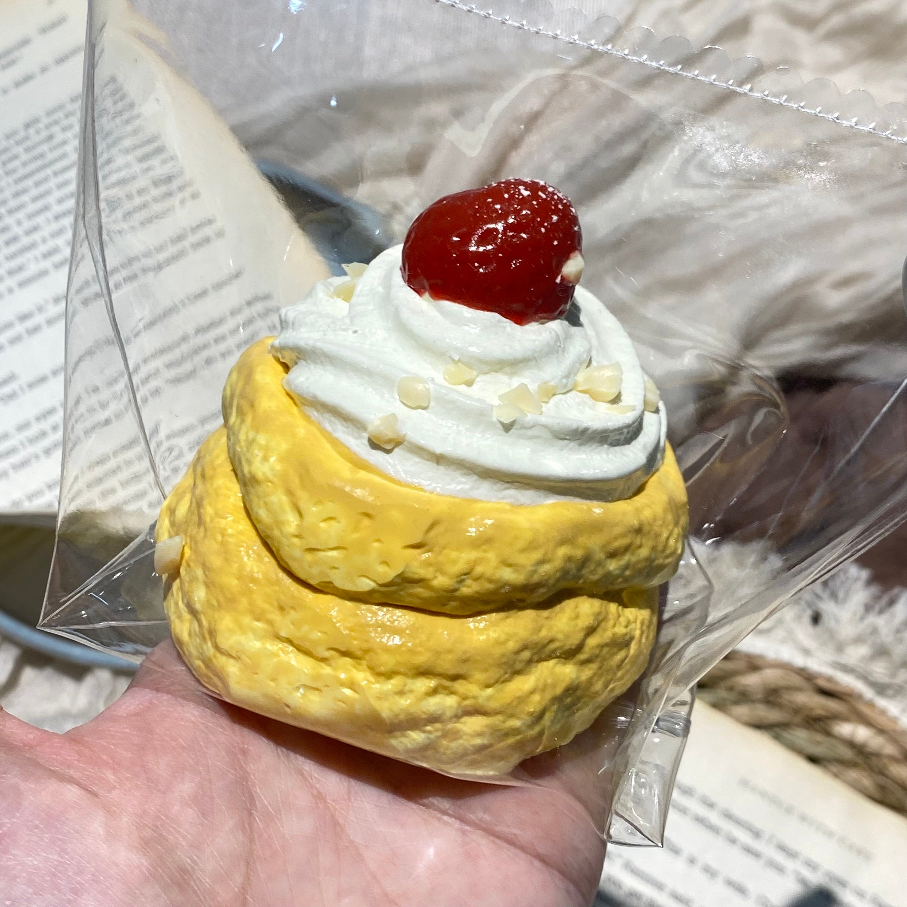 「딸기 크림 스콘」모조 음식 장식품