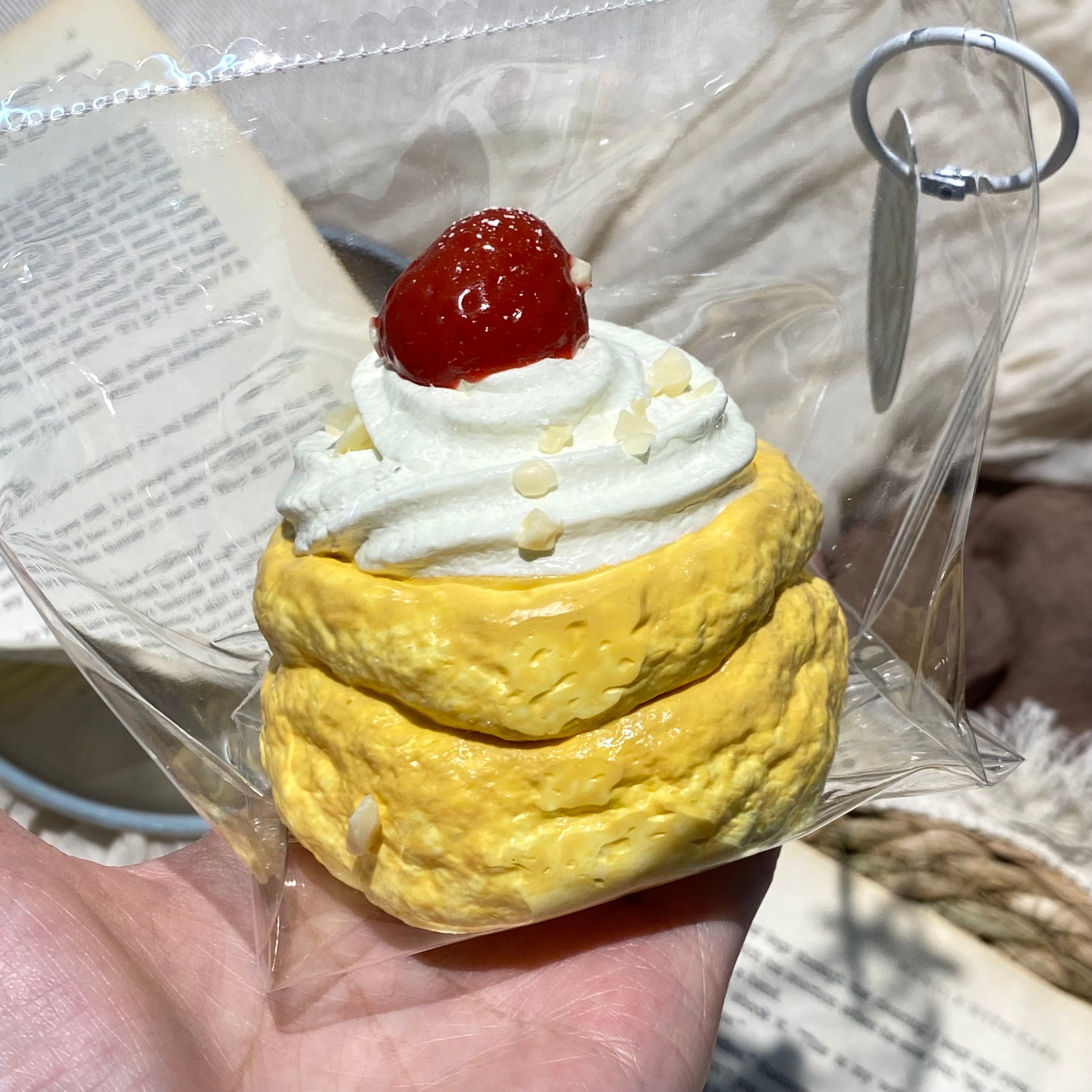 「딸기 크림 스콘」모조 음식 장식품