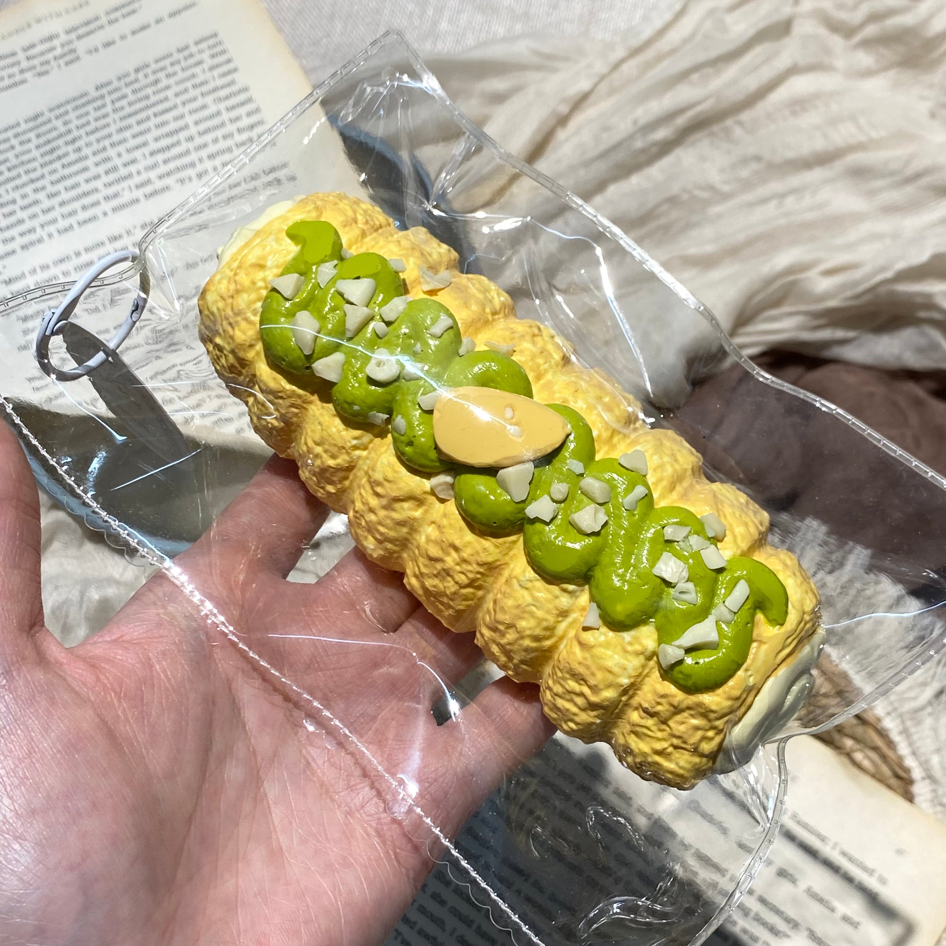 「말차 아몬드 크림 크루아상」모조 음식 장식품