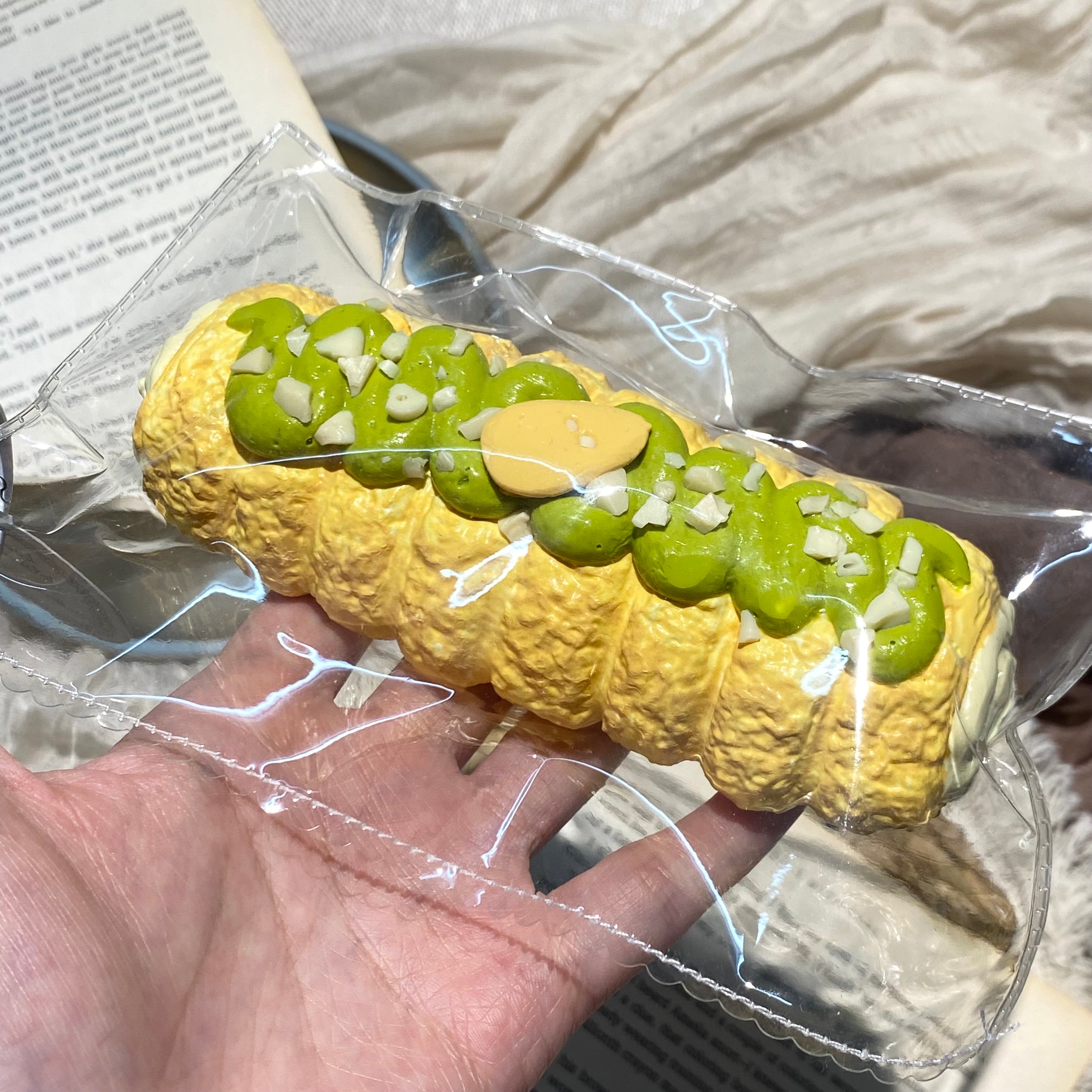 「말차 아몬드 크림 크루아상」모조 음식 장식품